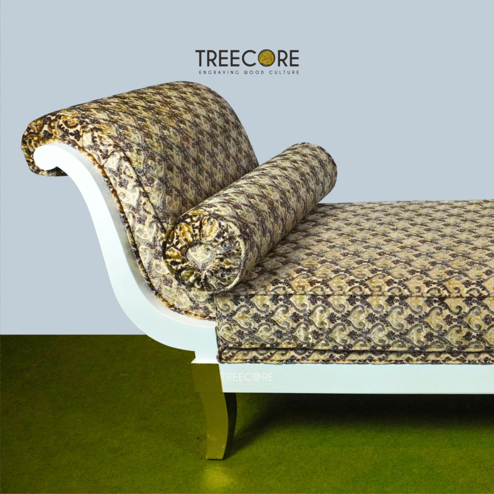 Royal Classic Wooden Bedroom Bench – Elegance with a Touch of Comfort