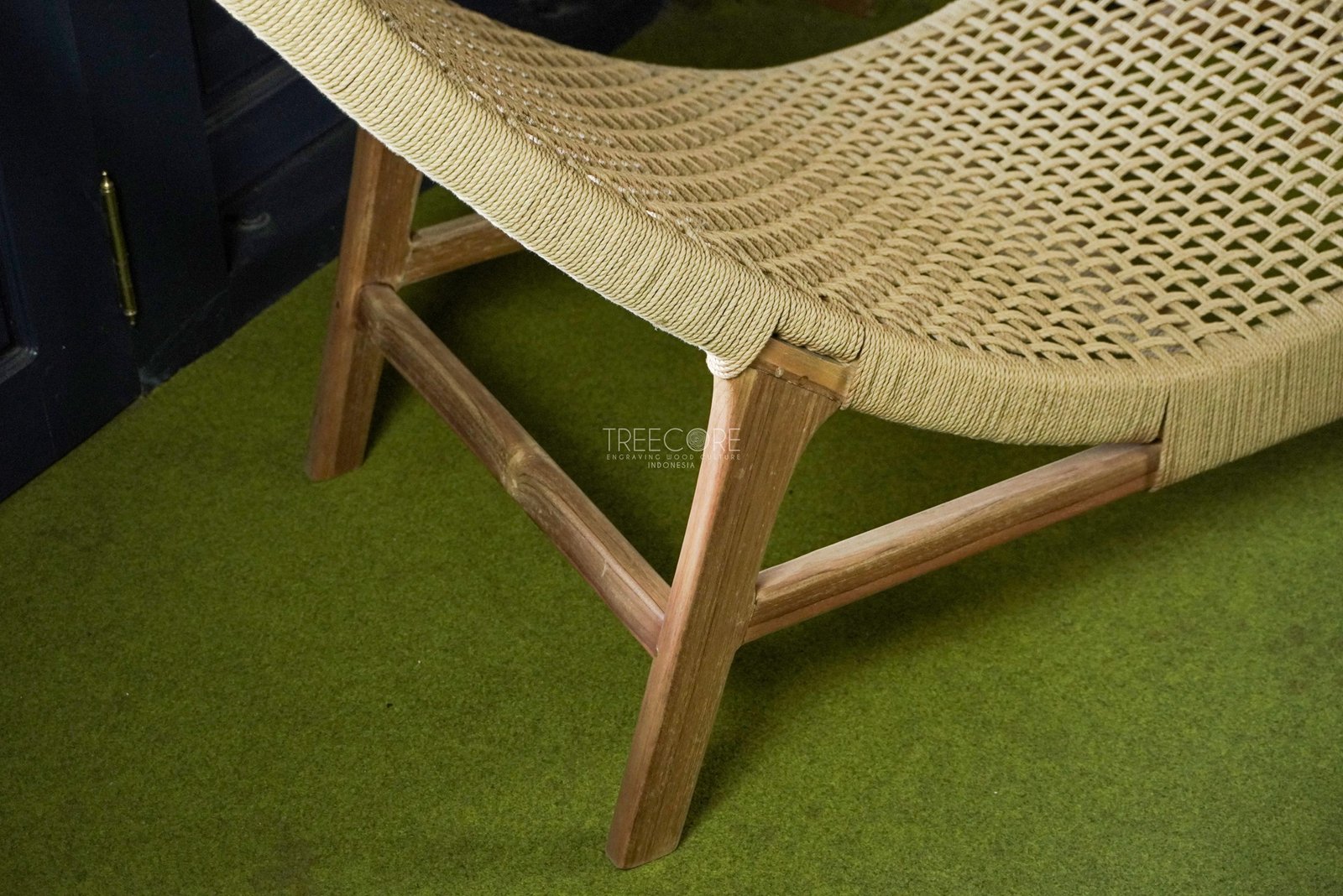 Close up view of the legs of the lounger rattan chair