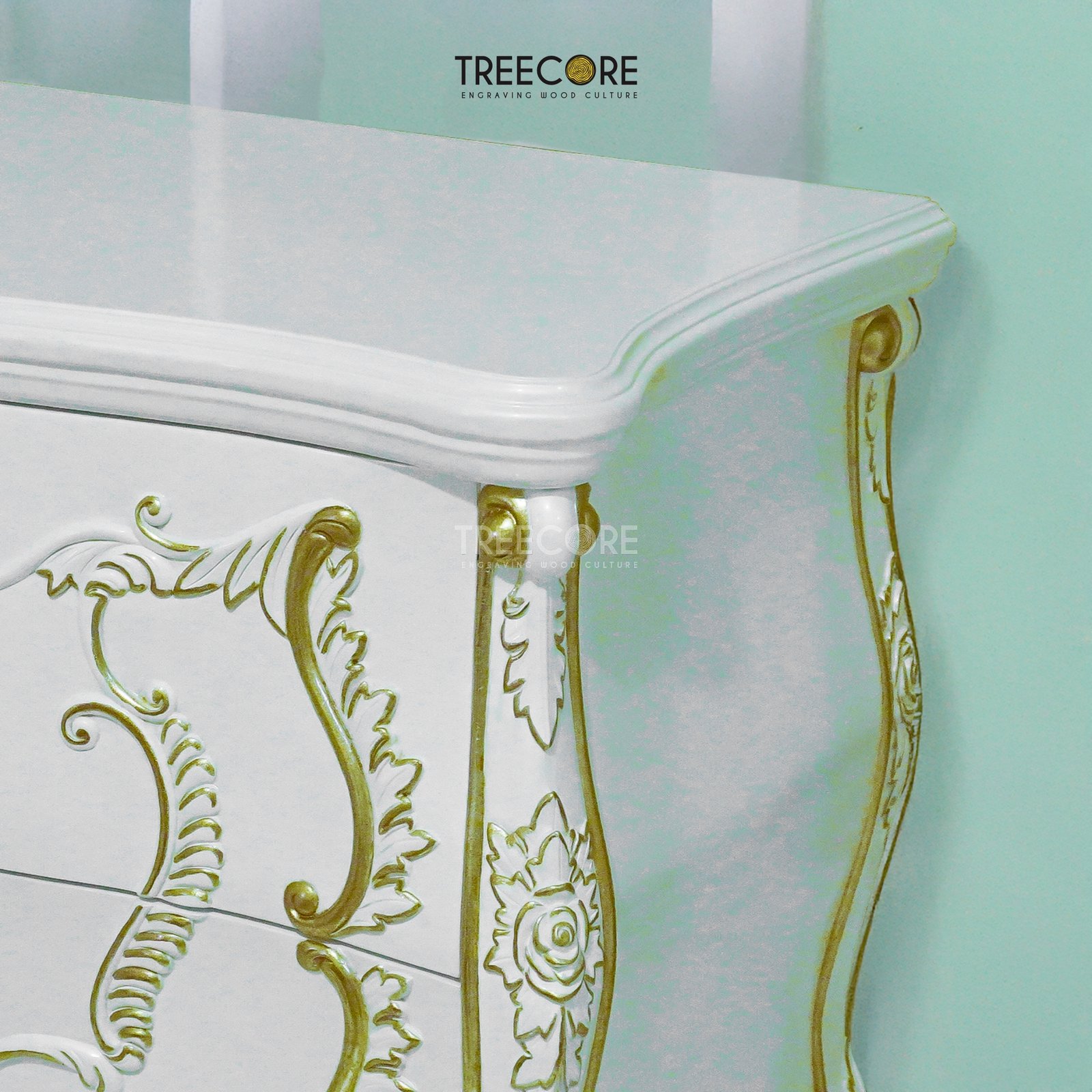 Elegant Wooden Chest of Drawers with Gold Carvings and Double Knobs