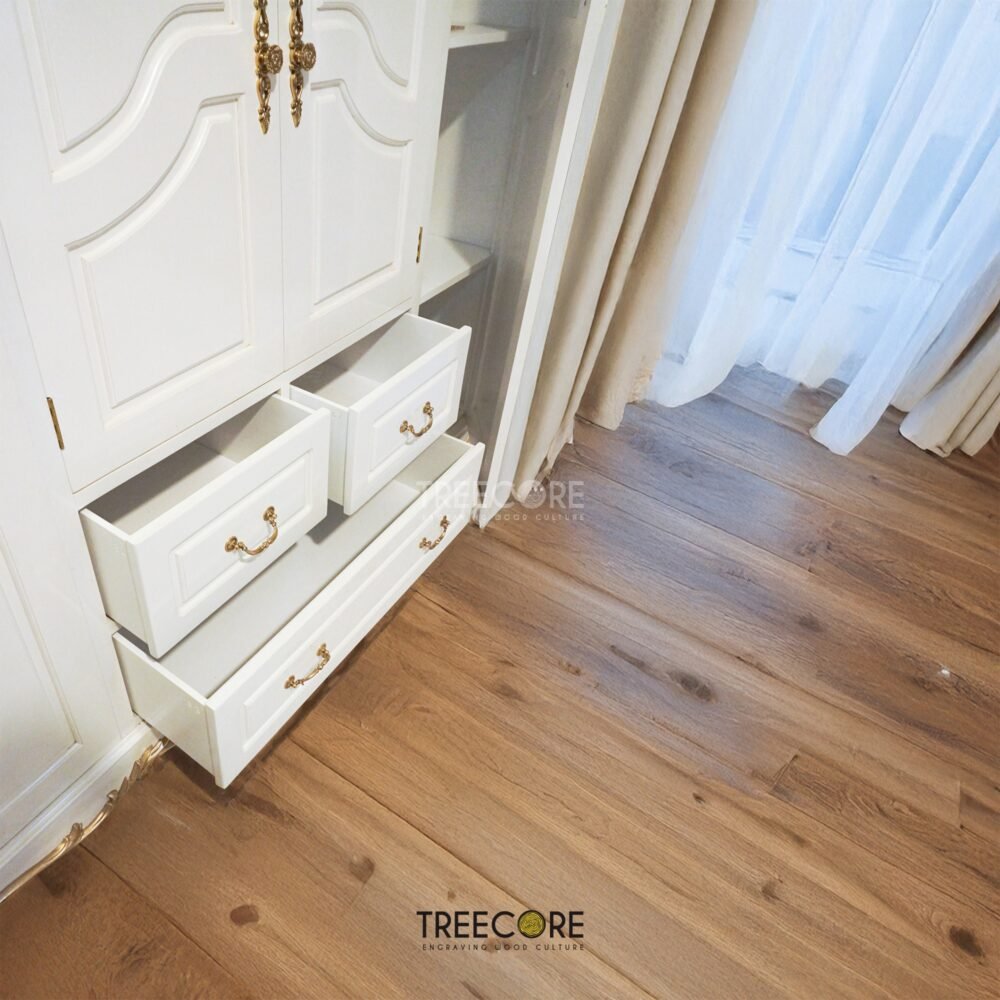 Luxurious Classic European-Style Wardrobe with Elegant Carvings and Customizable Doors