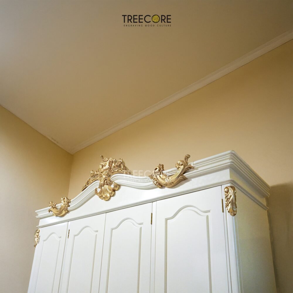 Luxurious Classic European-Style Wardrobe with Elegant Carvings and Customizable Doors