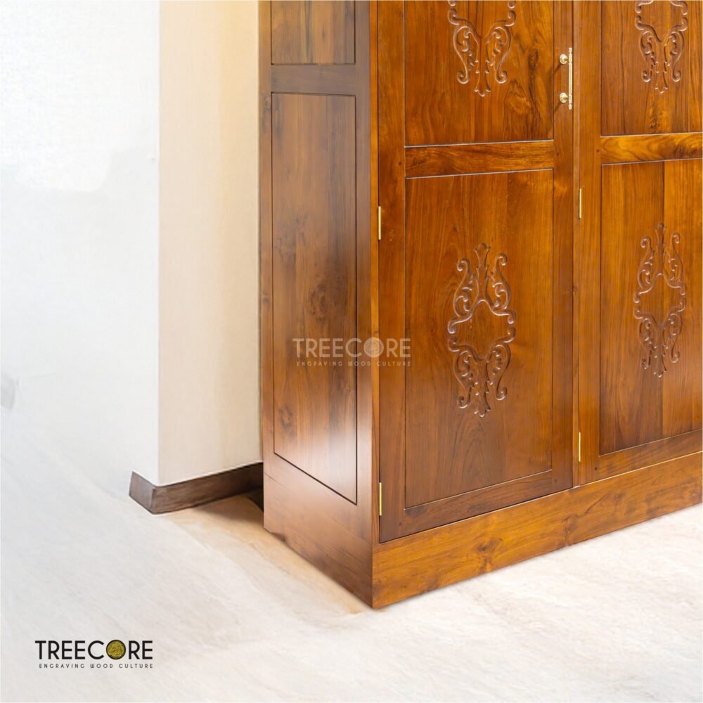 Spacious 3-Door Wardrobe with Elegant Carvings and Ample Storage