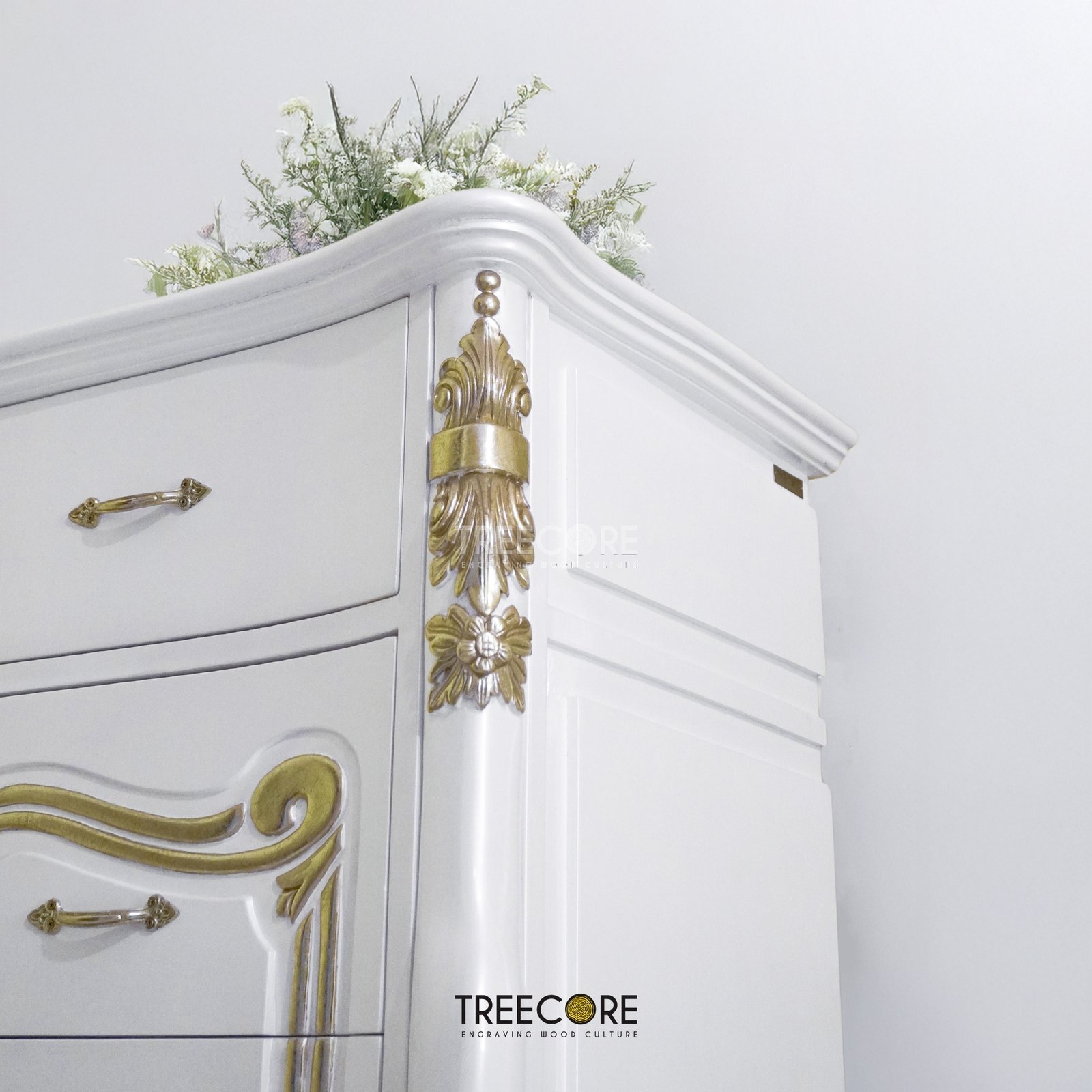 Royal Classic Blanc Cabinet with a Golden Touch