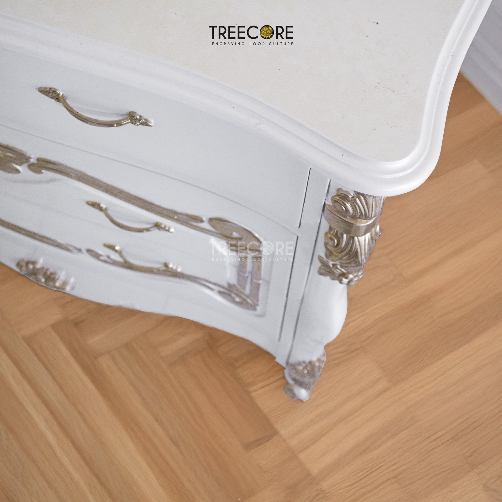 Royal Classic Blanc Cabinet with a Golden Touch